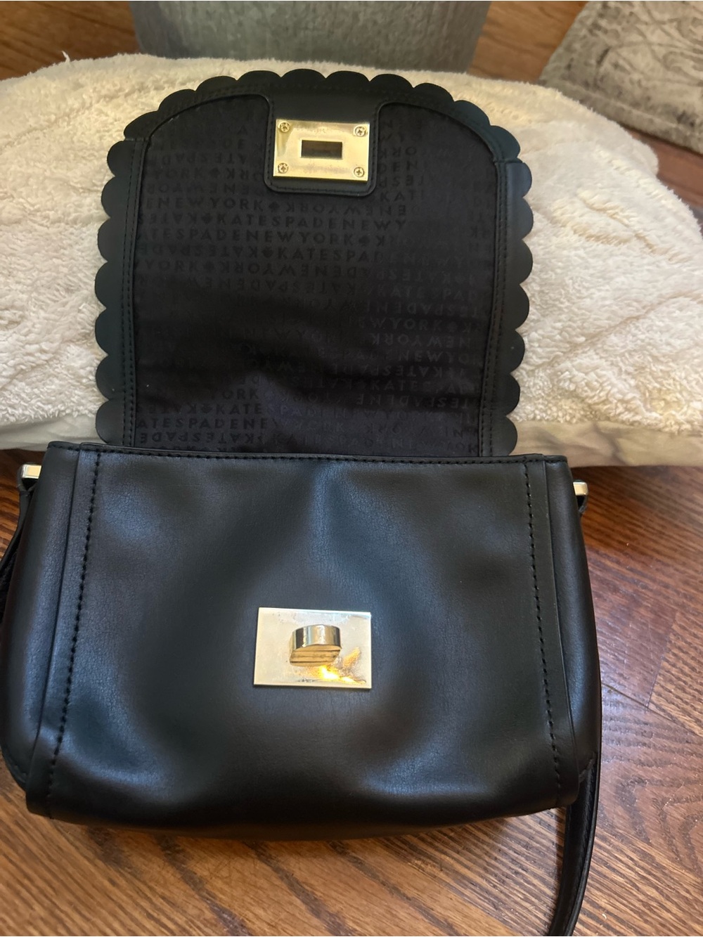 Kate Spade New York Scallop Leather Crossbody Bag Black - Picture 4 of 11